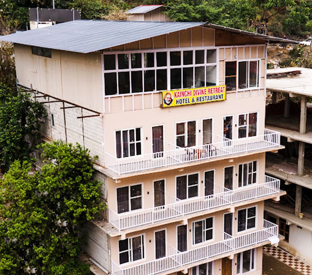 Budget vs Luxury Hotels Near Kainchi Dham Uttarakhand – Which to Choose?