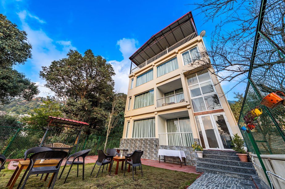 larisa hut on the mountain in manali